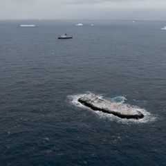 Noch ist die neu entdeckte Insel namenlos. (Handout) Foto: Christian Haas/Alfred-Wegener-Institut /dpa