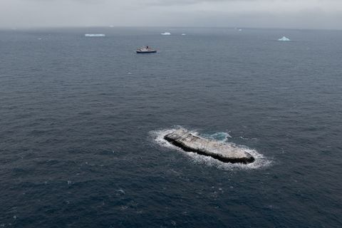 Noch ist die neu entdeckte Insel namenlos. (Handout) Foto: Christian Haas/Alfred-Wegener-Institut /dpa