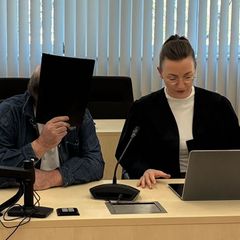 Über Jahre soll der Angeklagte unter anderem seine Stieftochter sexuell missbraucht haben. Foto: Marie Frech/dpa