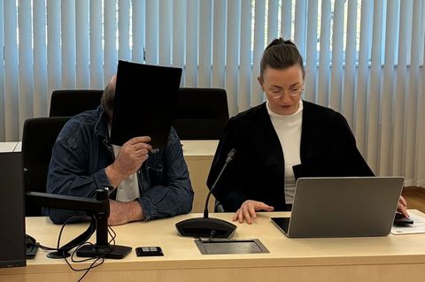 Über Jahre soll der Angeklagte unter anderem seine Stieftochter sexuell missbraucht haben. Foto: Marie Frech/dpa