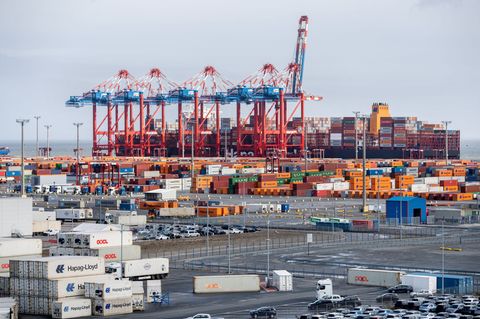 Trotz zahlreicher Probleme bleibt die deutsche Exportwirtschaft optimistisch. Foto: Hauke-Christian Dittrich/dpa