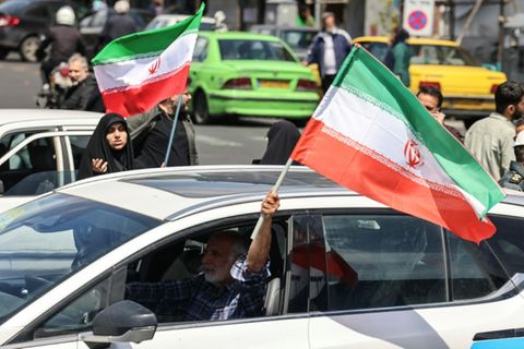 Mann mit iranischer Flagge in Teheran