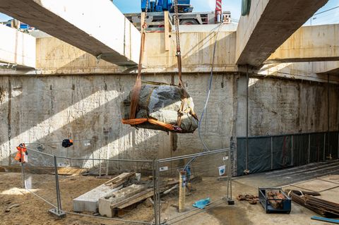 Der Stein ist ungefähr so schwer wie vier große männliche Elefanten. (Archivbild) Foto: Hochbahn/dpa