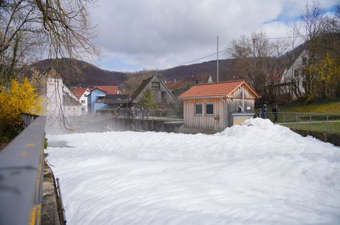 Bei dem Unfall gelangten große Mengen Reiniger in den Fluss. Es bildete sich massenweise Schaum. Foto: ----/SDMG/dpa