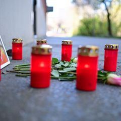 Kerzen, Blumen und ein Foto erinnern an den Toten. Foto: Sebastian Gollnow/dpa
