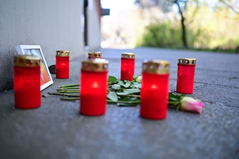 Kerzen, Blumen und ein Foto erinnern an den Toten. Foto: Sebastian Gollnow/dpa