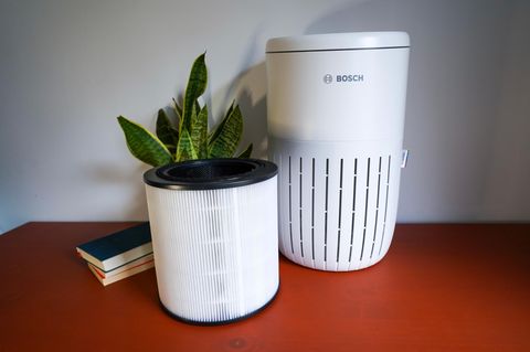 Luftreiniger Test: Bosch-Modell auf einem Tisch