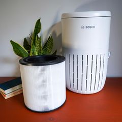 Luftreiniger Test: Bosch-Modell auf einem Tisch
