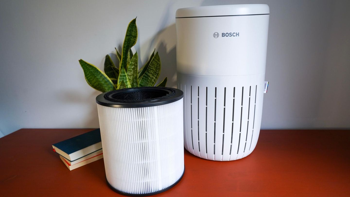 Luftreiniger Test: Bosch-Modell auf einem Tisch