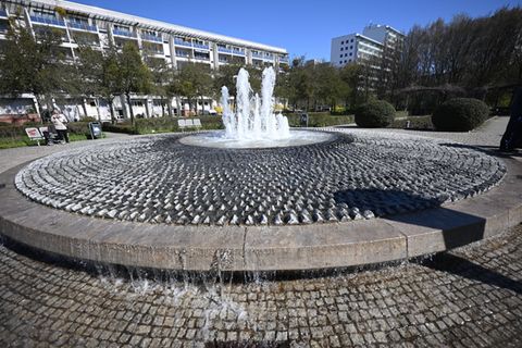 Der Brunnen auf dem Clara-Zetkin-Platz im Bezirk Marzahn-Hellersdorf sprudelt bei der Eröffnung der Berliner Zierbrunnensaison.