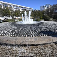 Der Brunnen auf dem Clara-Zetkin-Platz im Bezirk Marzahn-Hellersdorf sprudelt bei der Eröffnung der Berliner Zierbrunnensaison.