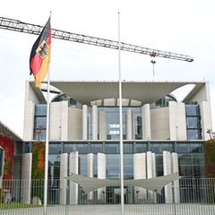 Ein 76-Jähriger hat das Bundeskanzleramt mit roter Farbe beschmiert, der Staatsschutz ermittelt. (Symbolbild) Foto: Elisa Schu/d