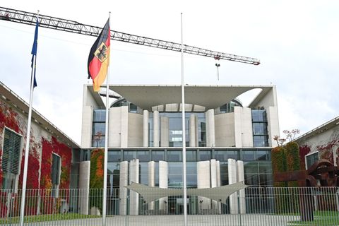 Ein 76-Jähriger hat das Bundeskanzleramt mit roter Farbe beschmiert, der Staatsschutz ermittelt. (Symbolbild) Foto: Elisa Schu/d