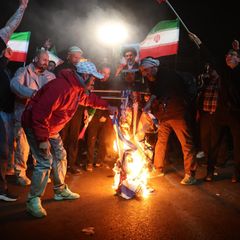 Iran Fahnen werden verbrannt