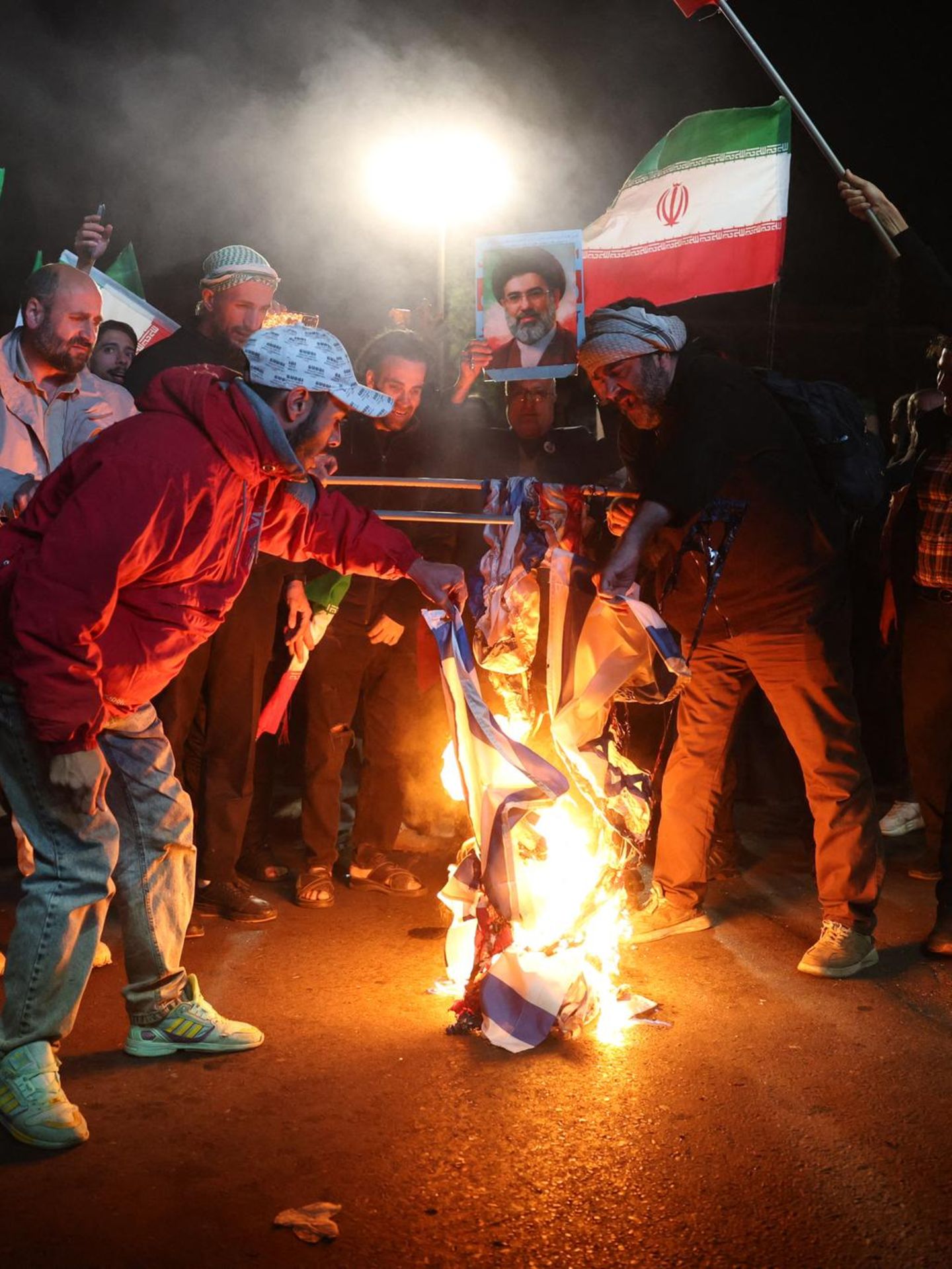 Iran Fahnen werden verbrannt