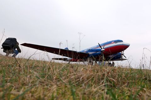 Ein speziell ausgestattetes, zweimotoriges Messflugzeug wird das Untersuchungsgebiet in einem engmaschigen Raster überfliegen un