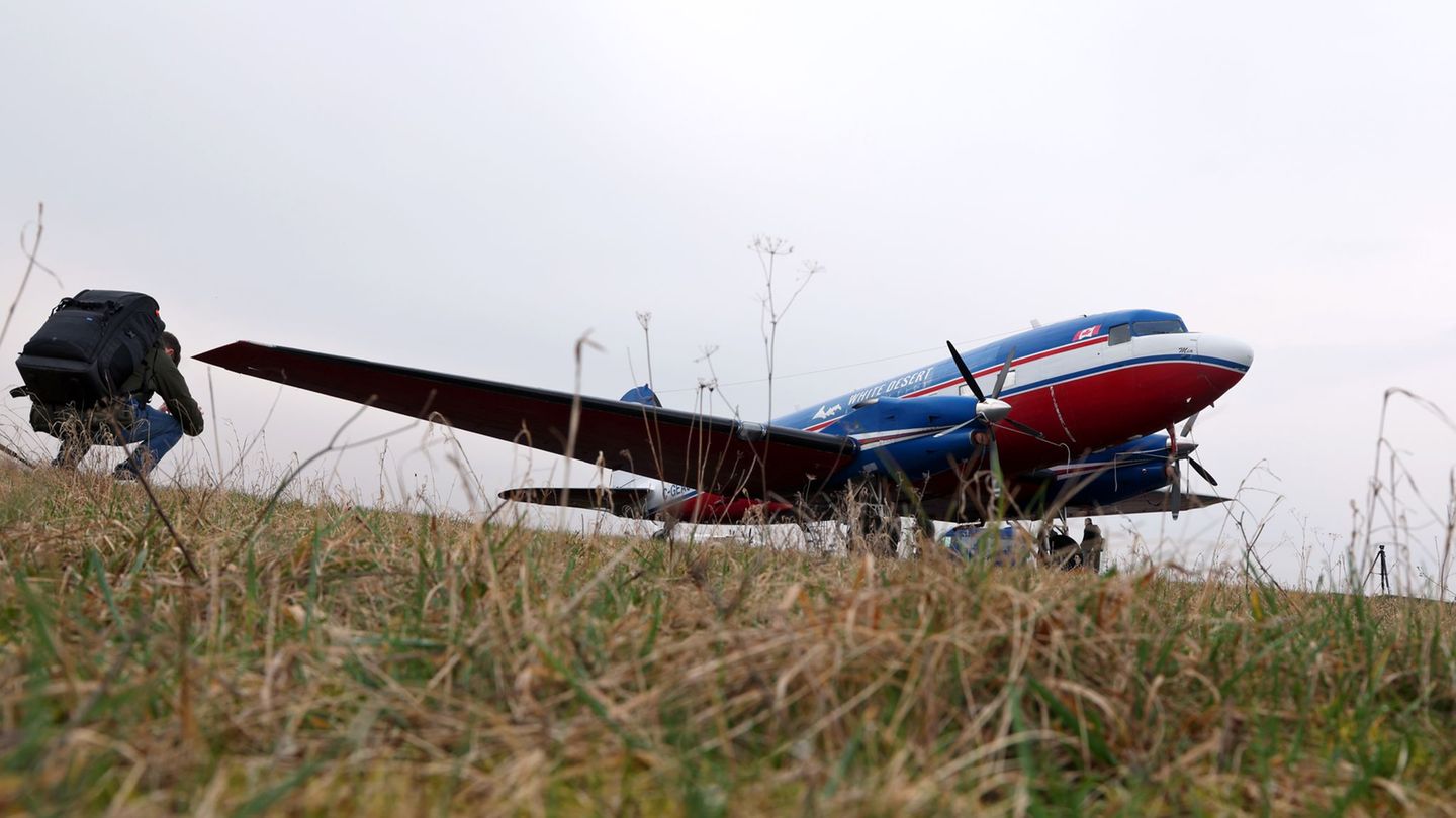 Ein speziell ausgestattetes, zweimotoriges Messflugzeug wird das Untersuchungsgebiet in einem engmaschigen Raster überfliegen un