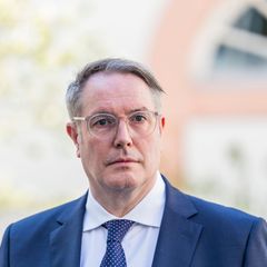 Alexander Schweitzer führt die Koalitionsverhandlungen - dann will er Landtagsabgeordneter sein. Foto: Andreas Arnold/dpa