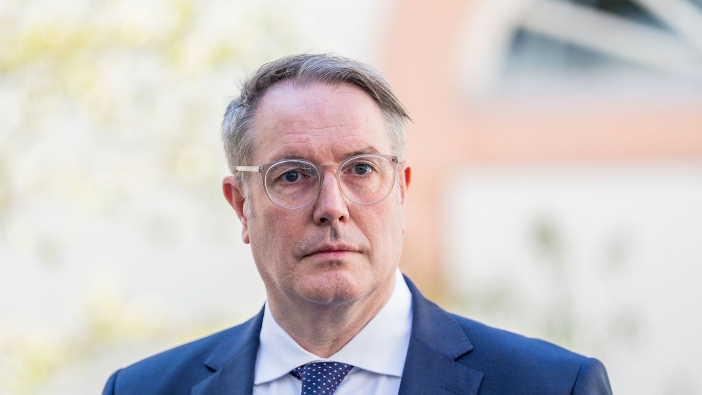 Alexander Schweitzer führt die Koalitionsverhandlungen - dann will er Landtagsabgeordneter sein. Foto: Andreas Arnold/dpa