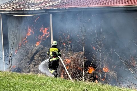 In der Scheune gerieten etliche Heuballen in Brand. Foto: Mike Seeboth/dpa