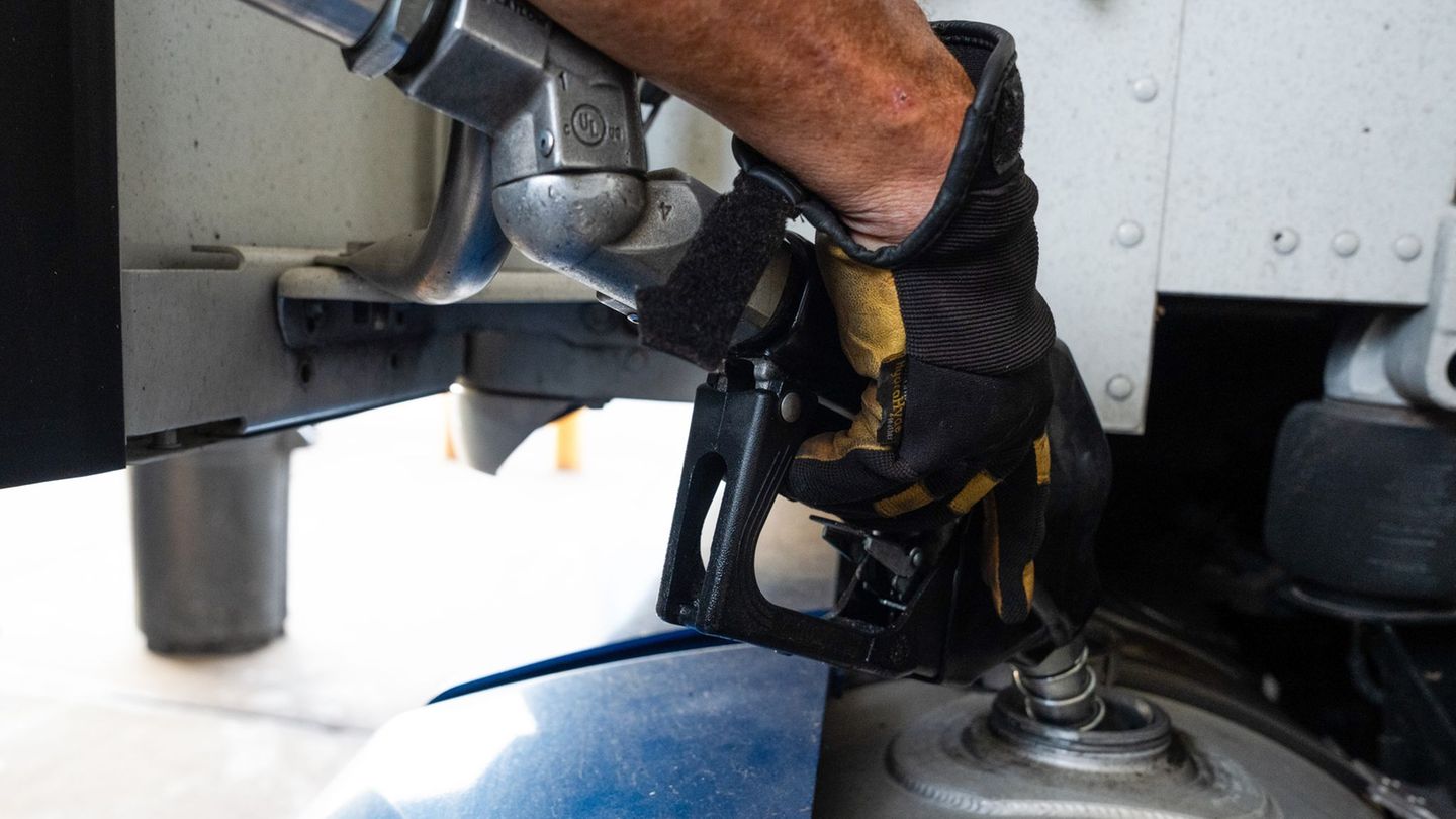 Die Polizei nennt die gestohlene Menge an Diesel ungewöhnlich hoch.(Symbolbild) Foto: Jenny Kane/AP/dpa