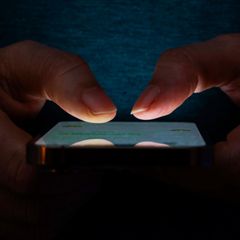 Finger tippen auf einem Smartphone, Telegram Symbolbild