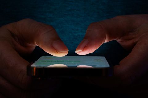 Finger tippen auf einem Smartphone, Telegram Symbolbild