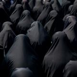 Teheran, Iran. Die Waffen zwischen den USA, Israel und Iran sollen für eine Weile ruhen, um ein Friedensabkommen auszuhandeln. Zur Feier versammelten sich deshalb auch Anhängerinnen des Regimes auf dem Platz der Revolution in der Hauptstadt – streng im Tschador gekleidet, was ziemlich düster wirkt.