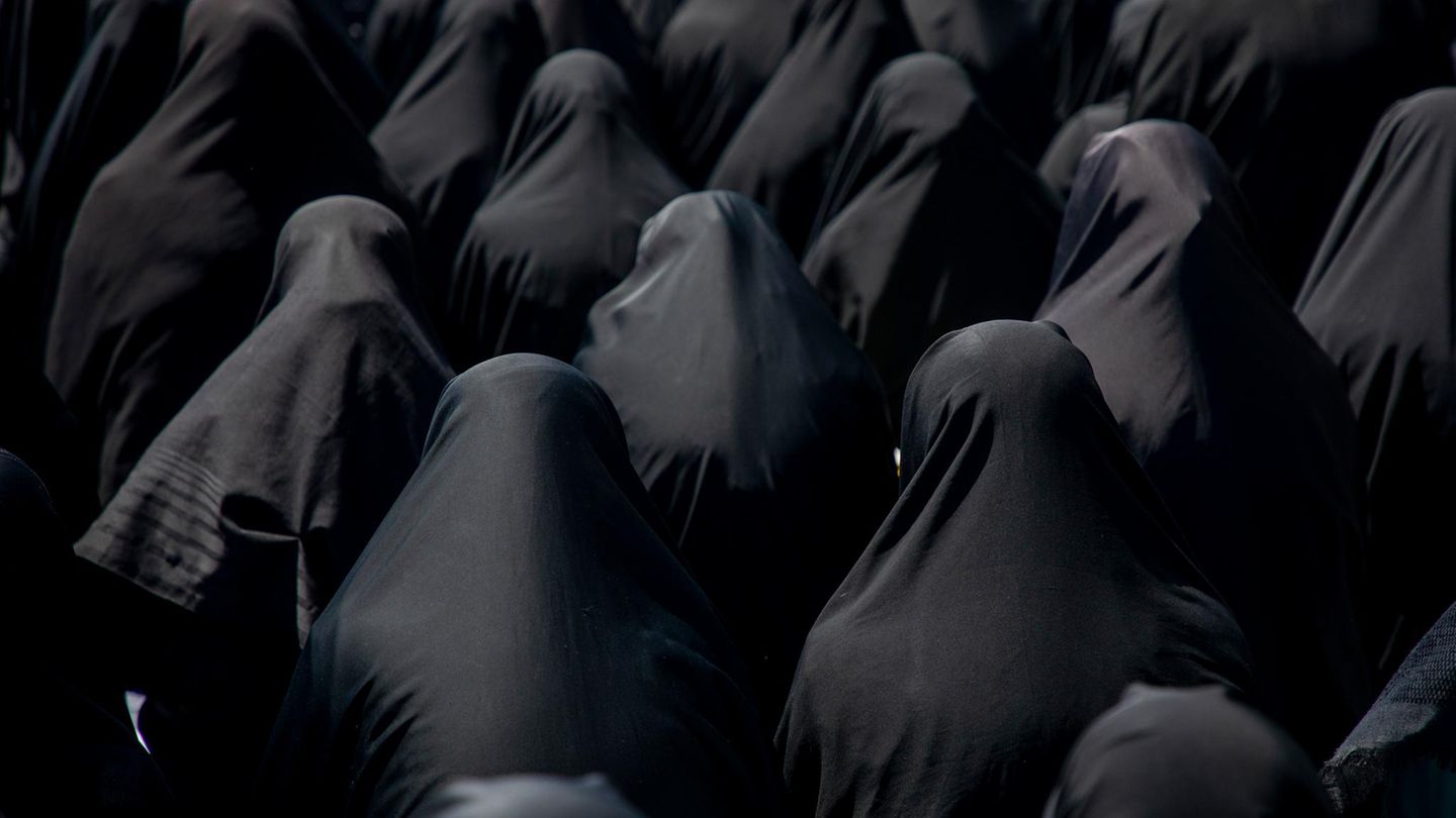 Teheran, Iran. Die Waffen zwischen den USA, Israel und Iran sollen für eine Weile ruhen, um ein Friedensabkommen auszuhandeln. Zur Feier versammelten sich deshalb auch Anhängerinnen des Regimes auf dem Platz der Revolution in der Hauptstadt – streng im Tschador gekleidet, was ziemlich düster wirkt.