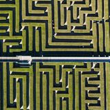 Kleinwelka, Deutschland. Besucher gehen im Irrgarten zwischen den immergrünen Thuja-Hecken entlang. Das Natur-Labyrinth gehört zu den Attraktionen im Saurierpark und dürfte manchen Besucher in Verwirrung stürzen. Bisher sind aber alle wieder unbeschadet herausgekommen.
