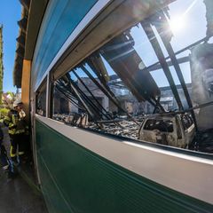 Der Brand brach in der Lagerhalle eines Weinguts aus. Foto: Andreas Arnold/dpa