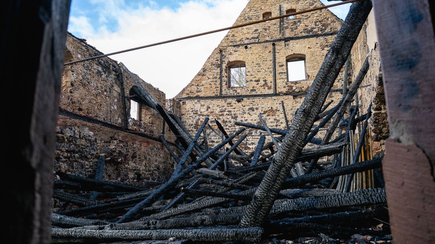 Feuer auf Burg: Kein Burgfest nach Brand in Weißensee