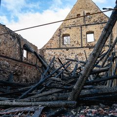 Nach dem Brand auf der Runneburg standen von einem alten Küchenbau nur noch die Außenmauern. (Archivbild) Foto: Jacob Schröter/d