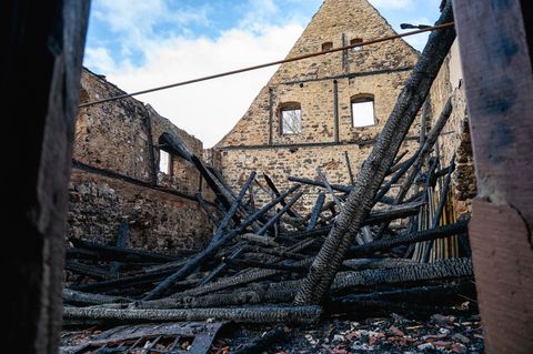 Nach dem Brand auf der Runneburg standen von einem alten Küchenbau nur noch die Außenmauern. (Archivbild) Foto: Jacob Schröter/d