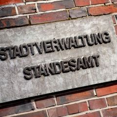 Bisher gilt für Hauptverwaltungsbeamte wie Bürgermeister und Landräte in Niedersachsen ein Mindestalter von 23 Jahren. (Symbolbi