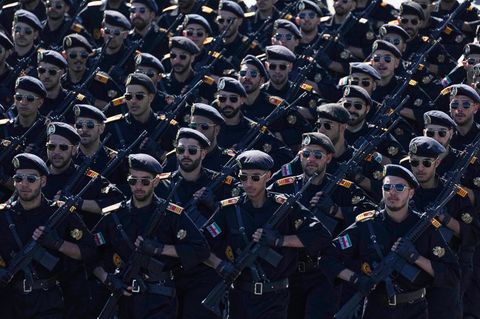 Iranische Armeekadetten marschieren bei einer Parade in Teheran (Archivbild)