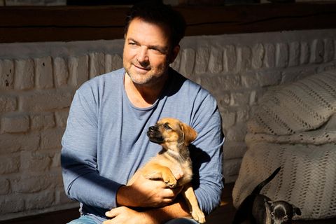 Martin Rütter umgeben von Welpen