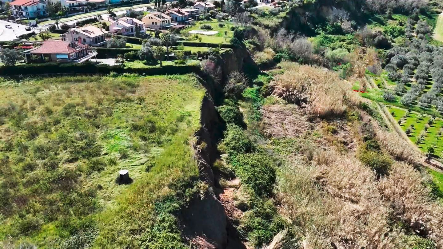 Nach Erdrutsch: XXL-Riss zieht sich durch italienischen Ort