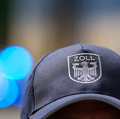 Der Zoll hat in einem Shisha-Shop in Berlin unter anderem Tausende illegale Nikotinprodukte beschlagnahmt. (Symbolbild) Foto: So