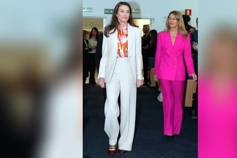 Königin Letizia (li.) wurde bei einem Jubiläumsevent der spanischen Handelskammer von Spaniens Vizepräsidentin Yolanda Díaz be