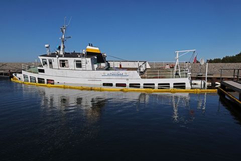 Das Restaurantschiff "Vaterland" liegt in der Marina Lubmin auf Grund. Foto: Bernd Wüstneck/dpa