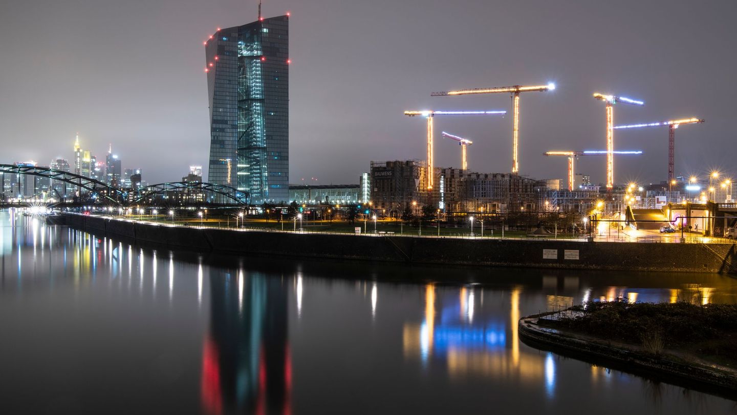 Die Bankenskyline von Frankfurt ragt hinter der Europäischen Zentralbank (EZB) empor. Foto: Boris Roessler/dpa