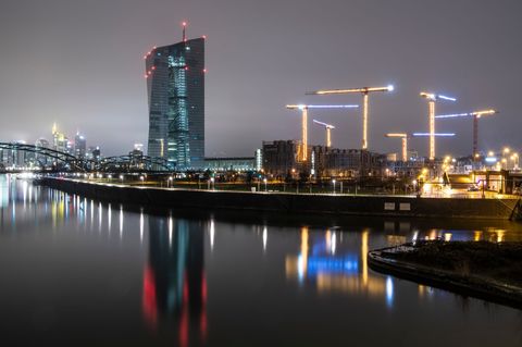 Die Bankenskyline von Frankfurt ragt hinter der Europäischen Zentralbank (EZB) empor. Foto: Boris Roessler/dpa