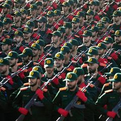 Iranische Armeekadetten marschieren bei einer Parade in Teheran (Archivbild)