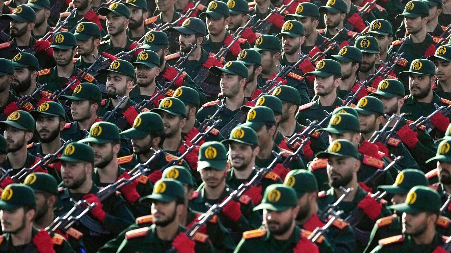 Iranische Armeekadetten marschieren bei einer Parade in Teheran (Archivbild)