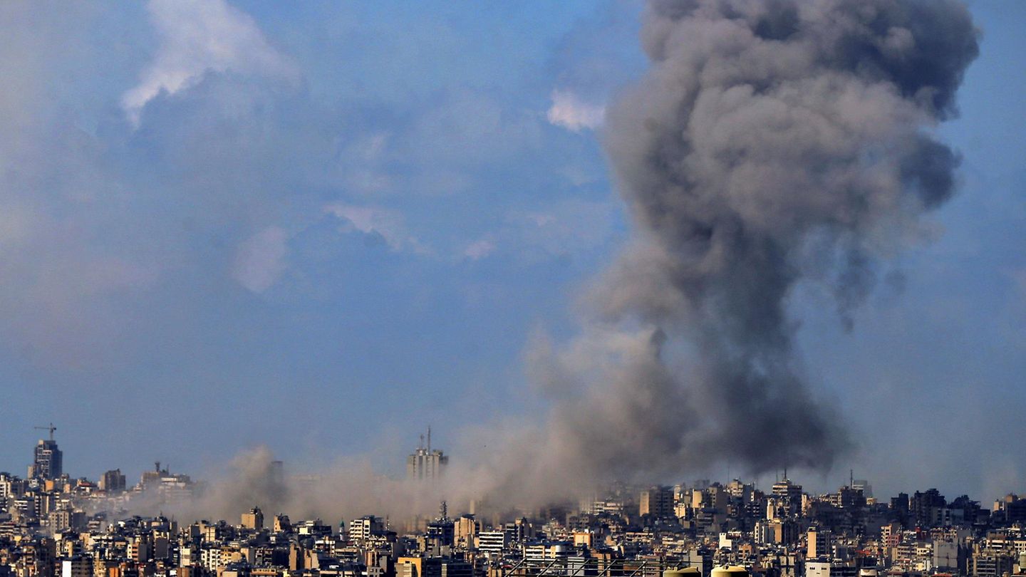 Rauch steigt nach mehreren israelischen Luftangriffen in Beirut auf