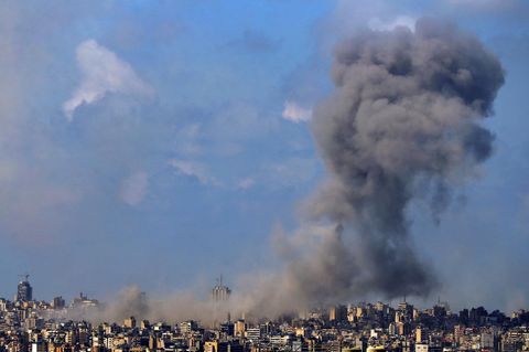 Rauch steigt nach mehreren israelischen Luftangriffen in Beirut auf