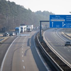 Im Westen Mecklenburgs mussten Autofahrer auf der A24 in Richtung Hamburg oder Berlin wegen Bauarbeiten zeitweise eine Umleitung