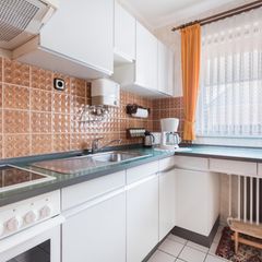 Eine sehr alte Küchenzeile in einer Wohnung