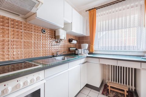 Eine sehr alte Küchenzeile in einer Wohnung